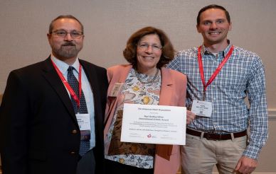 Epidemiology faculty accepting award